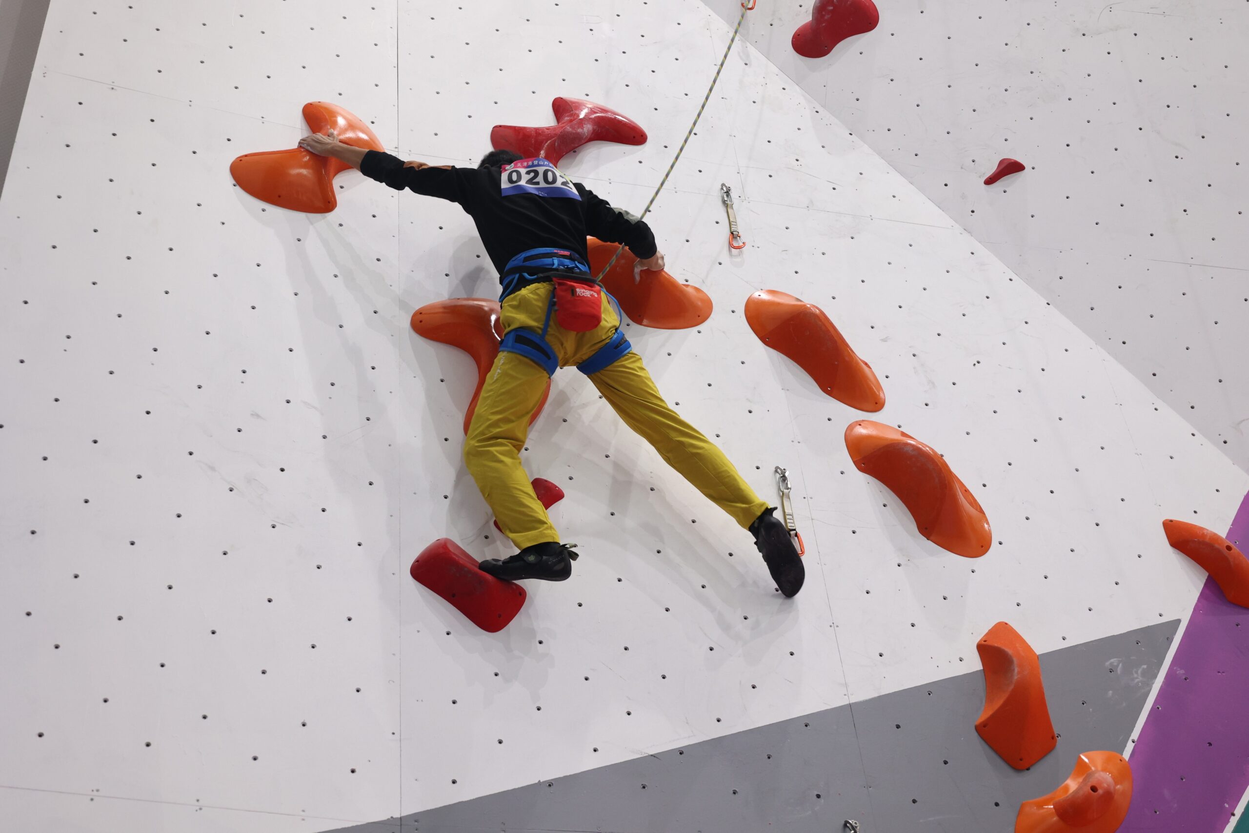 开云app安全认证-关于户外攀岩巡回赛，突破极限迎难而上的信息